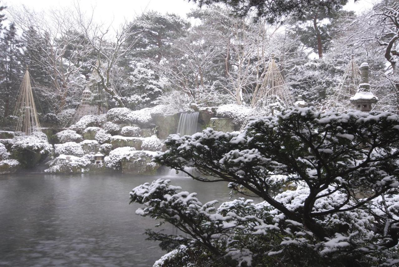 Suimeikan Gero Buitenkant foto A view of the park in winter