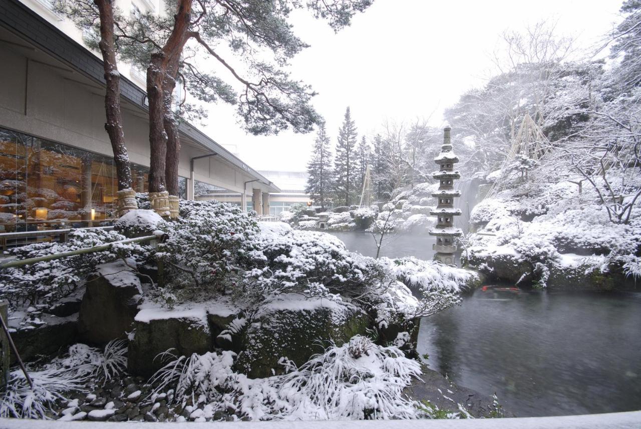 Suimeikan Gero Buitenkant foto A view of the hot springs in the winter