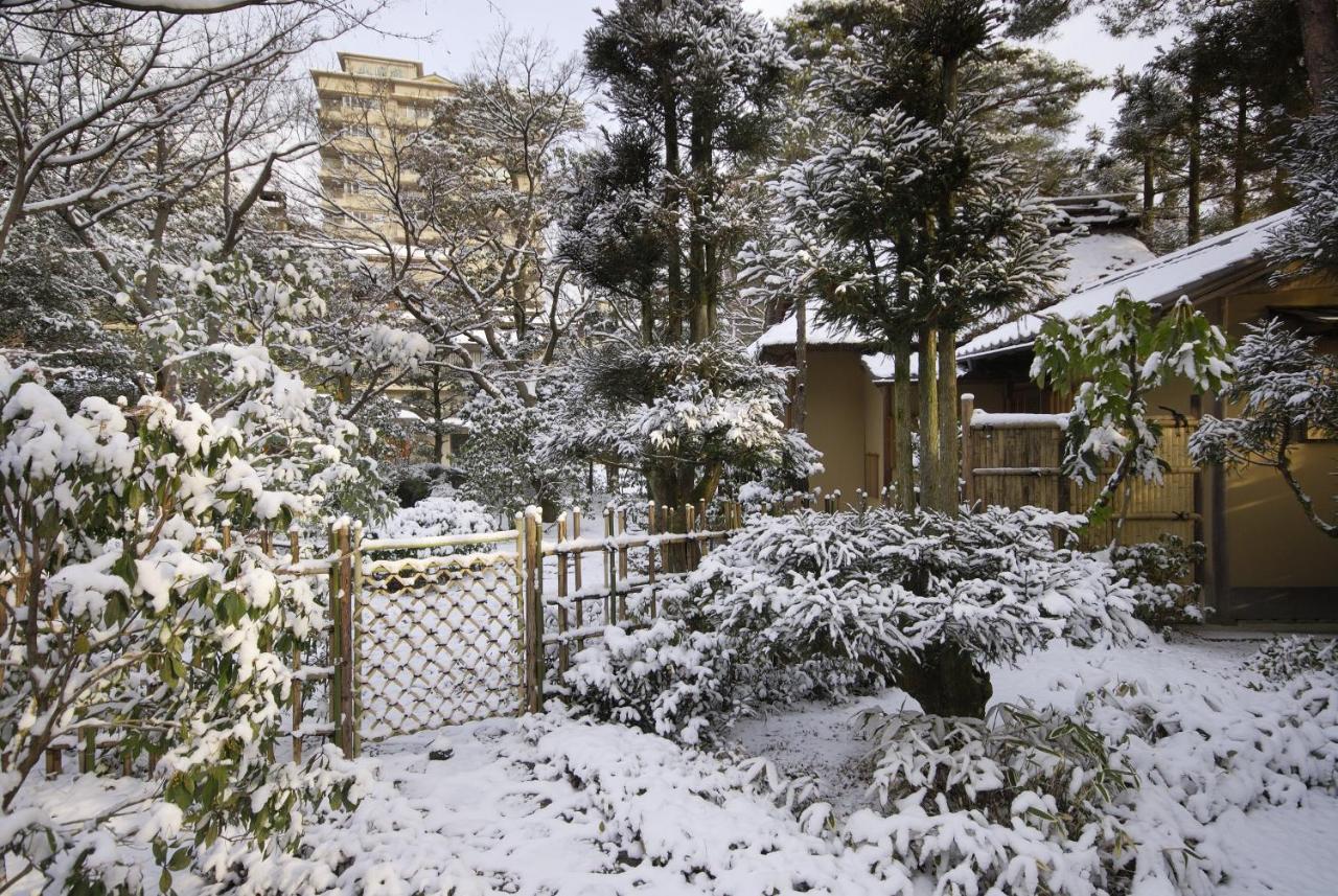 Suimeikan Gero Buitenkant foto The temple in winter