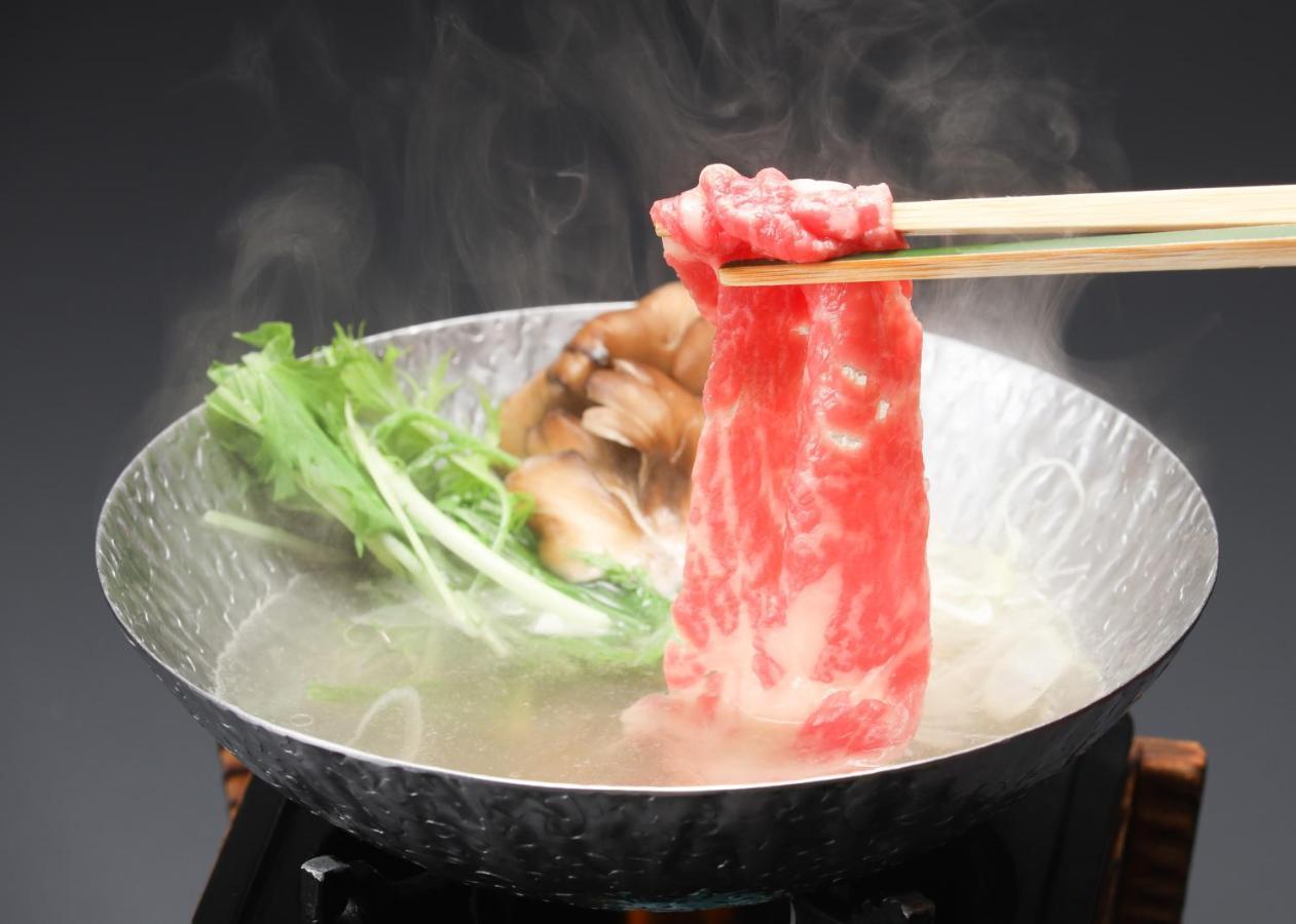 Suimeikan Gero Buitenkant foto A piece of Kobe beef being cooked in a pot