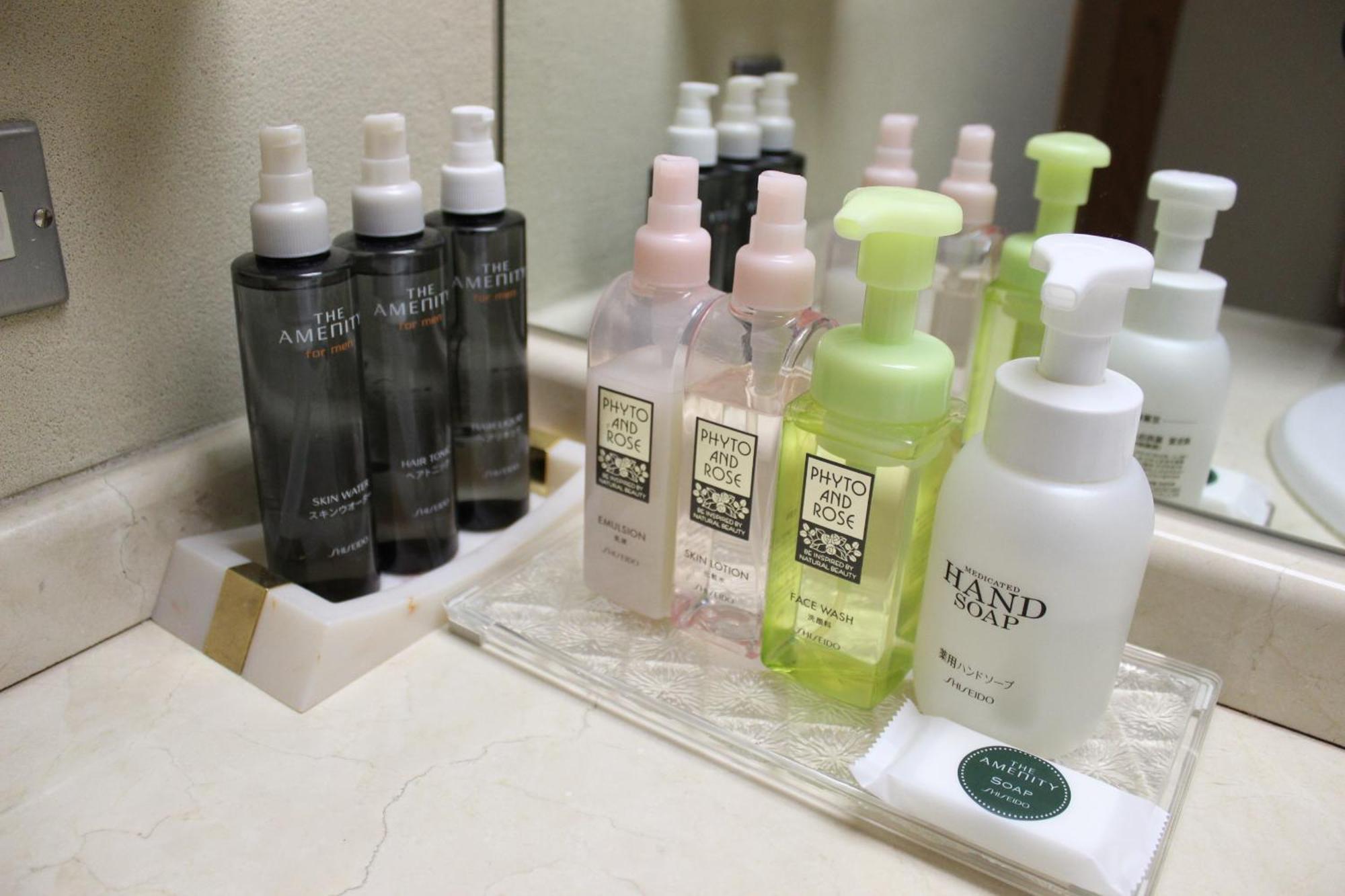 Suimeikan Gero Kamer foto A selection of toiletries in a hotel bathroom