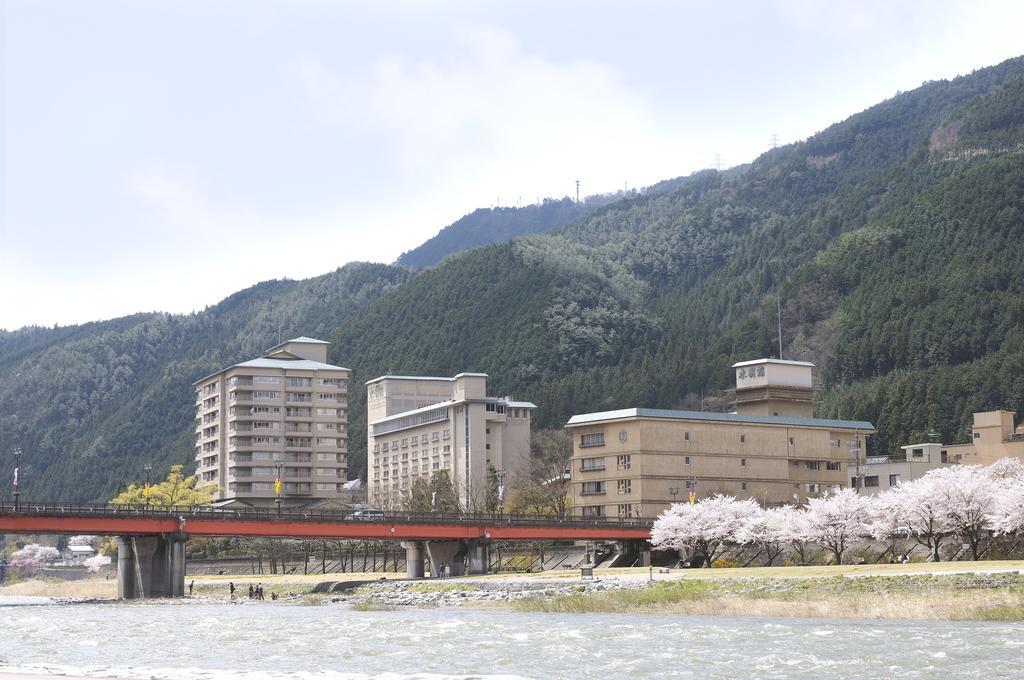 Suimeikan Gero Buitenkant foto View of the town