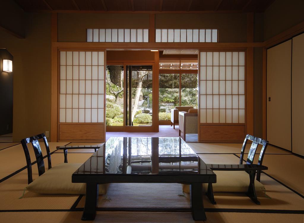 Suimeikan Gero Buitenkant foto A traditional Japanese room