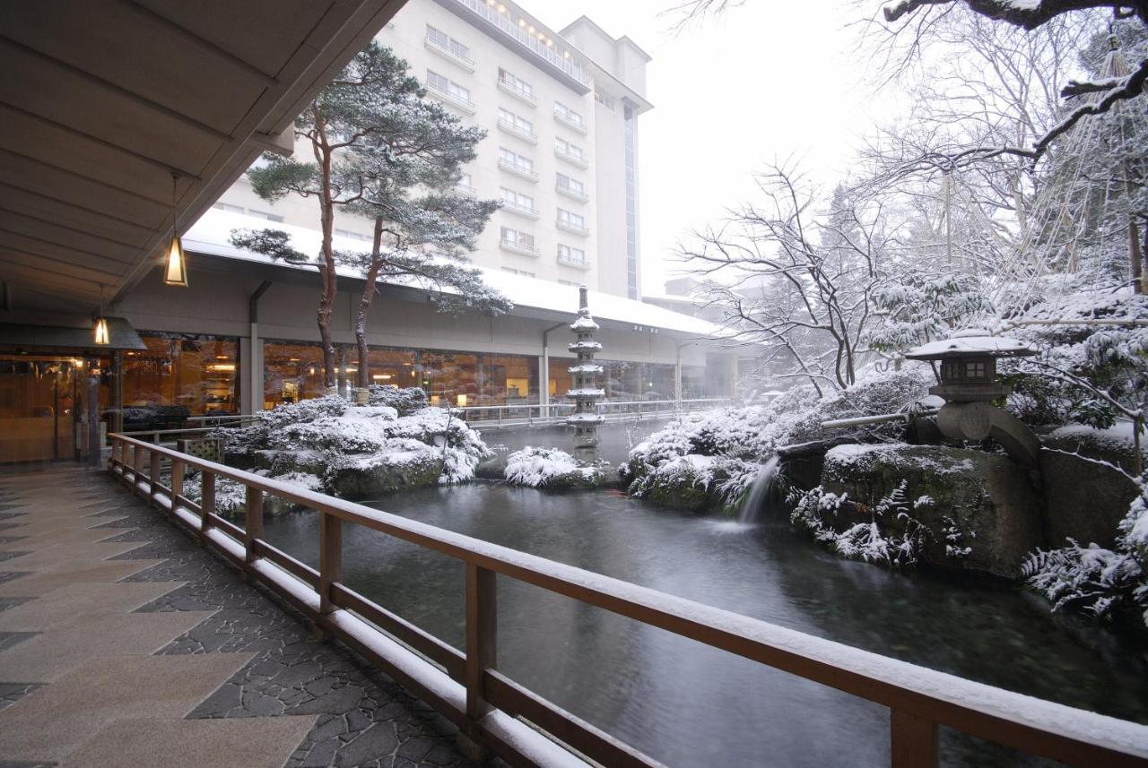 Suimeikan Gero Buitenkant foto A view of the outdoor onsen at the hotel